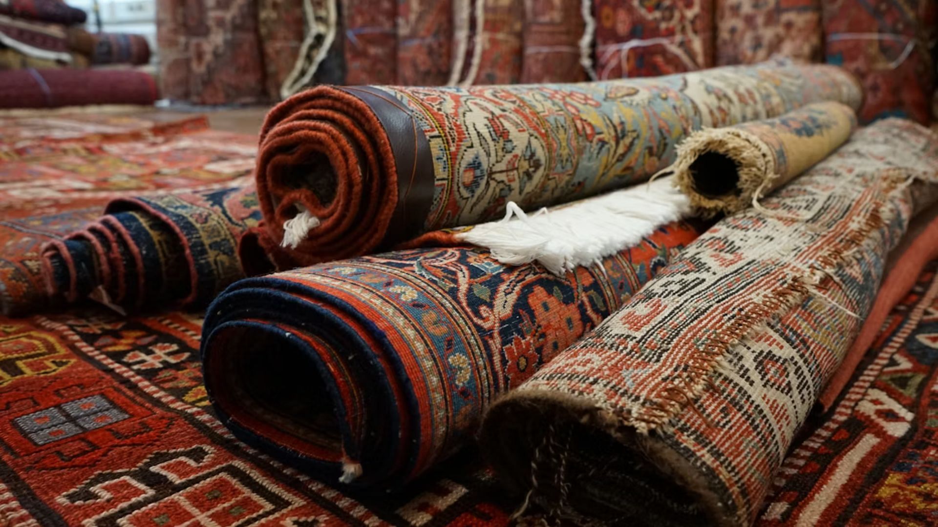 A neighbor claimed to have seen Lyle with a rolled-up carpet on a dolly the day Lesley went missing (Image via Unsplash)